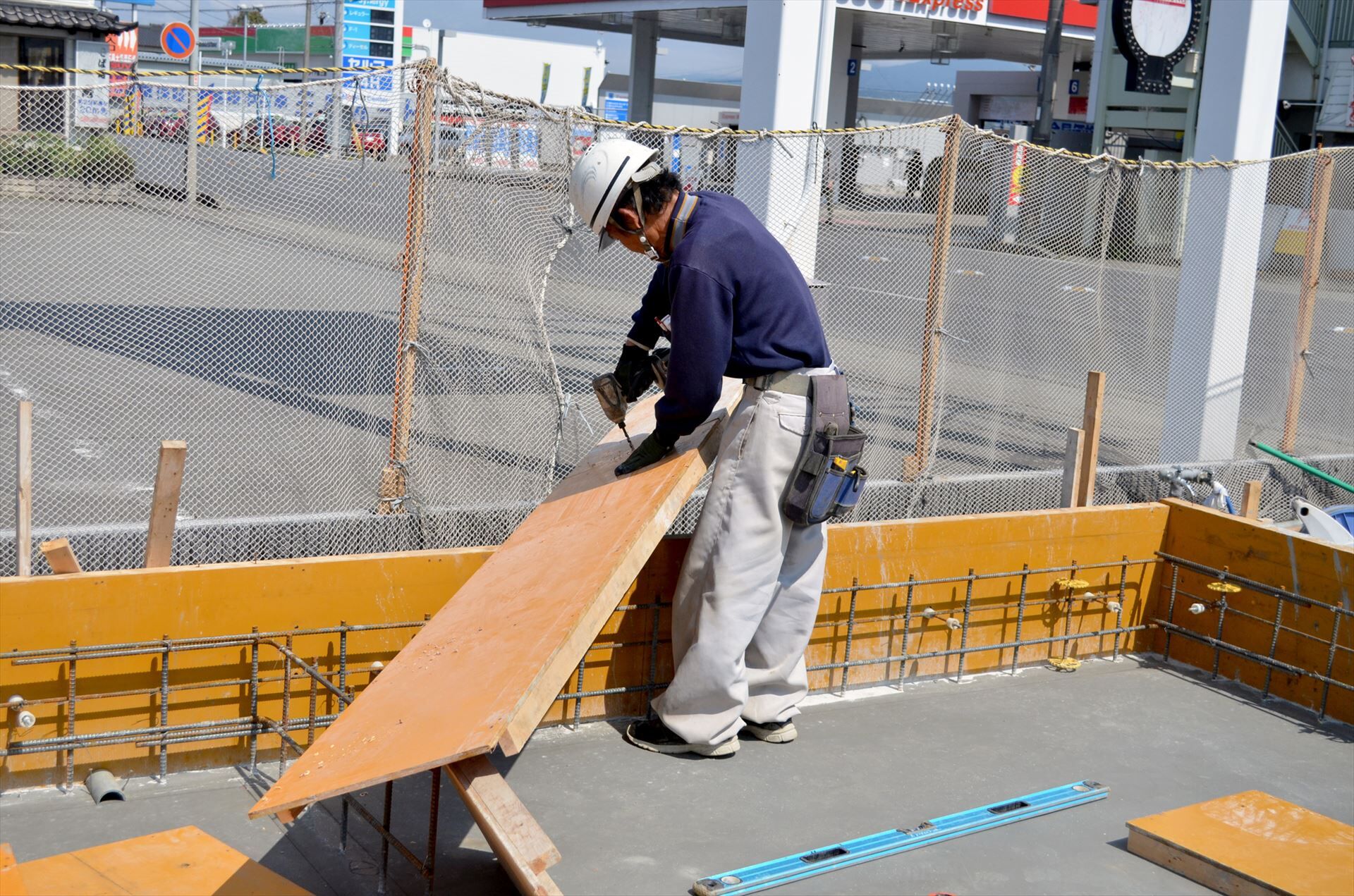 型枠を組み立てる大工